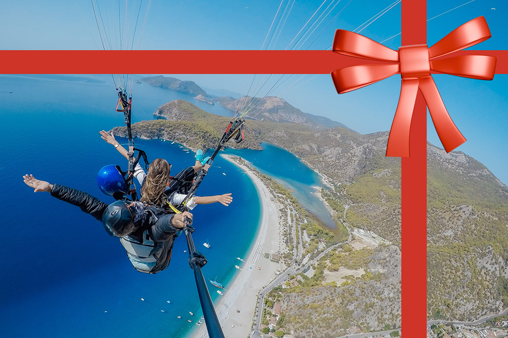 Woman with instructor flying on parachute against sky Bono Regalo Navidad, cumpleaños, eventos especiales. - Imagen 1